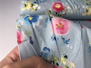 Poplin - vandfarve blomster på lyseblå bund